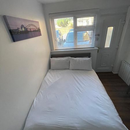 Fantastic Studio, Private Bathroom And Mini Kitchen. Thamesmead  외부 사진