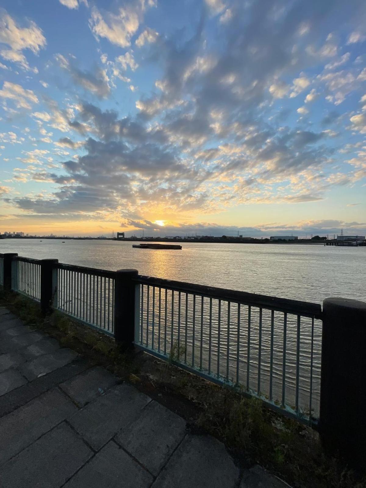 Fantastic Studio, Private Bathroom And Mini Kitchen. Thamesmead  외부 사진