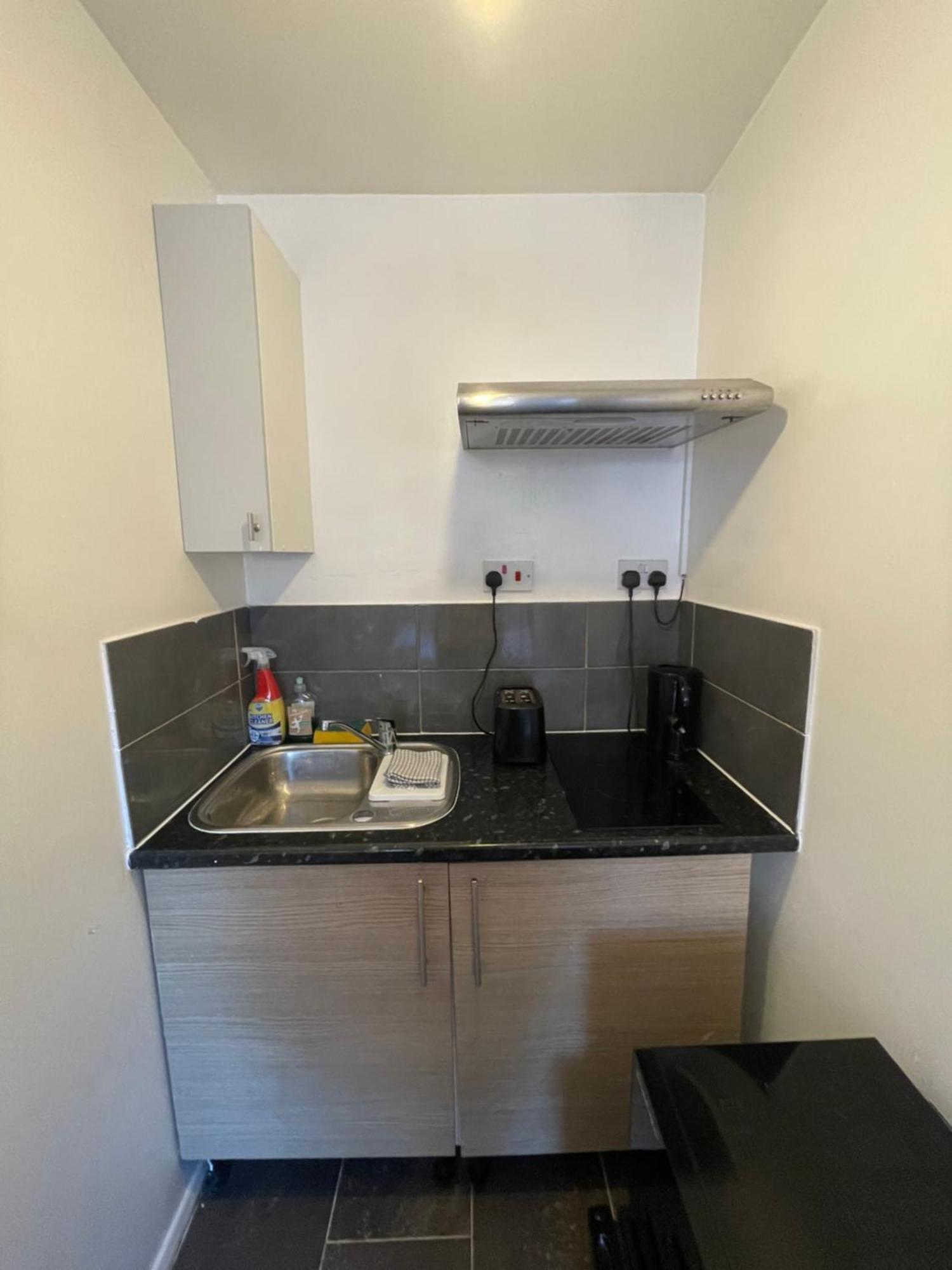 Fantastic Studio, Private Bathroom And Mini Kitchen. Thamesmead  외부 사진